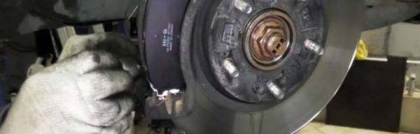 Замена передних тормозных колодок на автомобиле Hyundai Crete