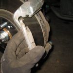 Замена передних тормозных колодок в автомобиле Hyundai Ix35