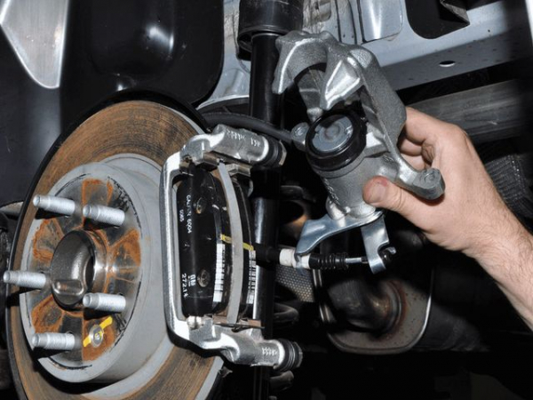 Замена переднего тормозного суппорта Chevrolet Cruze