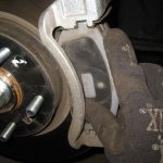 Замена передних тормозных колодок в автомобиле Hyundai Ix35